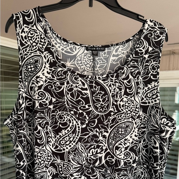 Chic Black and White Paisley Midi Dress - Picture 2 of 8